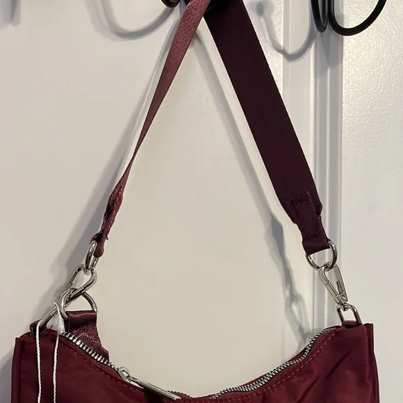 City Essentials Small Shoulder Bag 3L - Picture 2 of 3